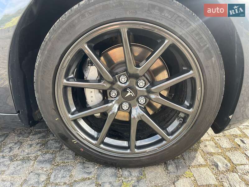 Седан Tesla Model 3 2020 в Львові