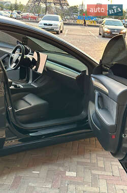 Седан Tesla Model 3 2022 в 
