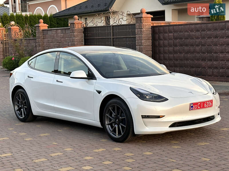 Седан Tesla Model 3 2022 в Ровно