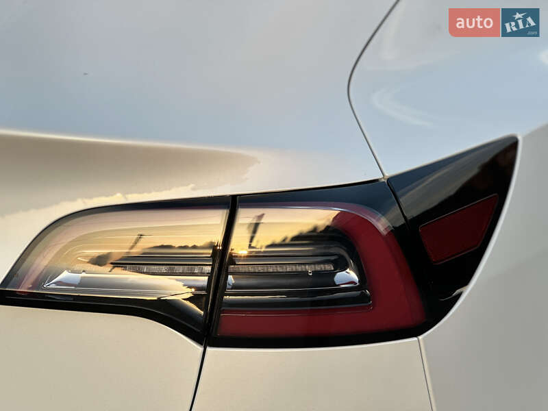 Седан Tesla Model 3 2022 в Рівному