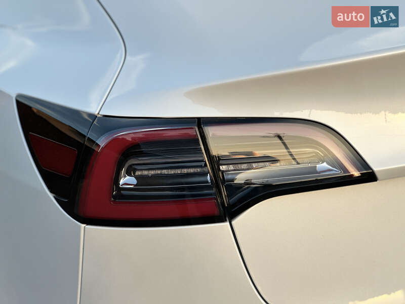 Седан Tesla Model 3 2022 в Рівному