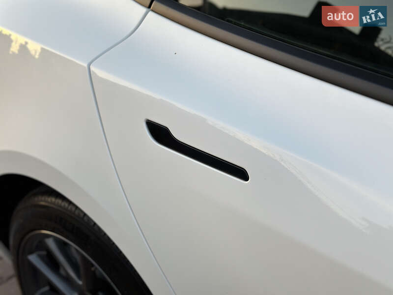 Седан Tesla Model 3 2022 в Ровно