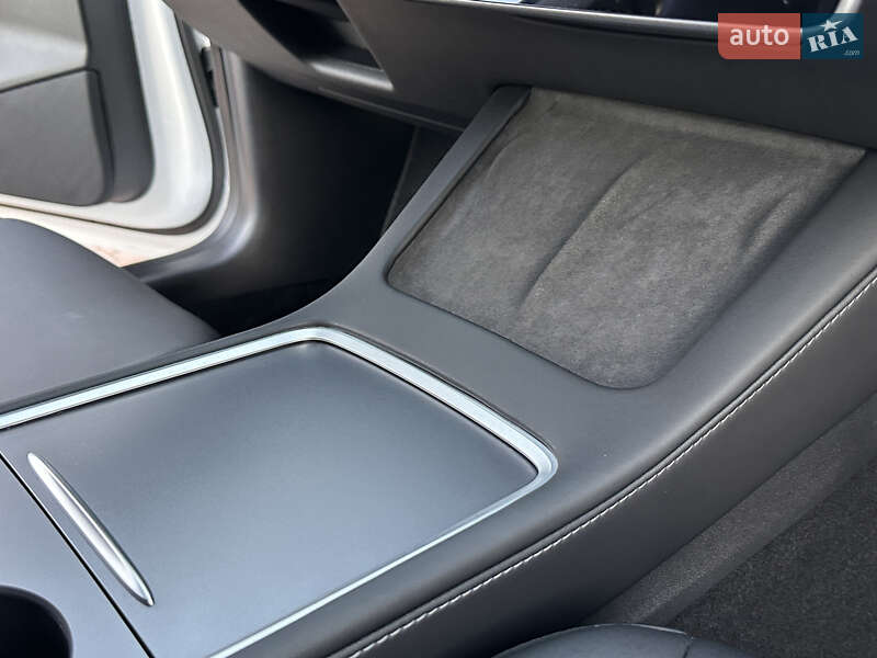 Седан Tesla Model 3 2022 в Ровно