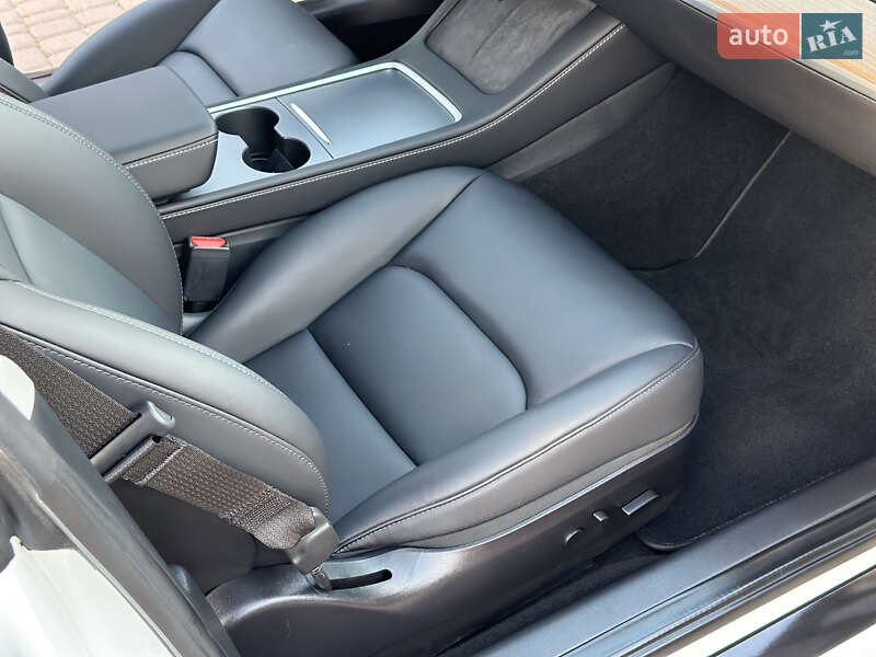 Седан Tesla Model 3 2022 в Ровно