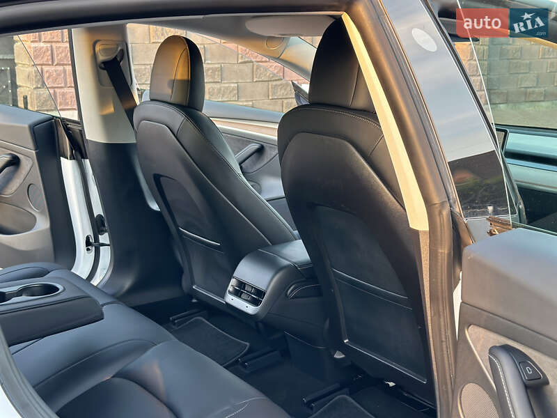 Седан Tesla Model 3 2022 в Ровно