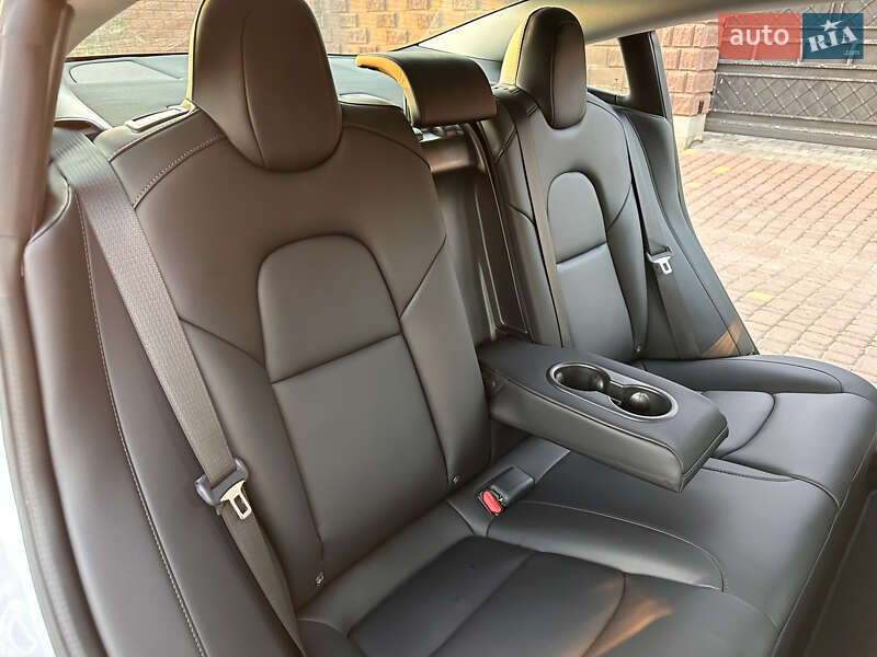 Седан Tesla Model 3 2022 в Ровно