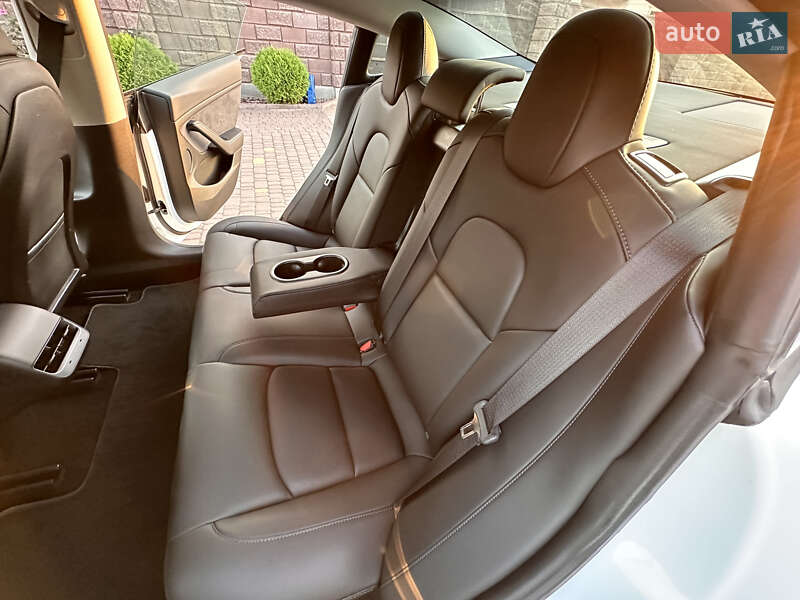 Седан Tesla Model 3 2022 в Ровно