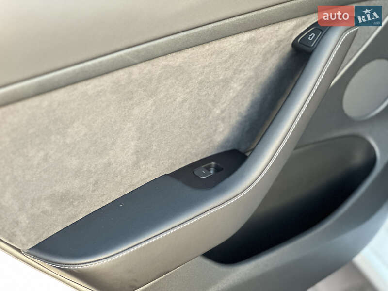 Седан Tesla Model 3 2022 в Ровно