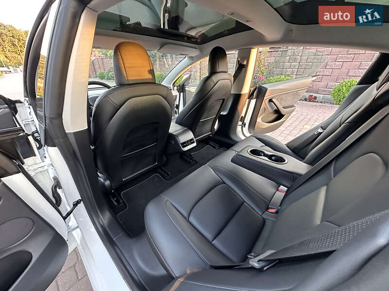 Седан Tesla Model 3 2022 в Рівному