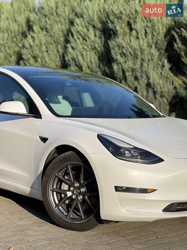 Седан Tesla Model 3 2021 в Самборі