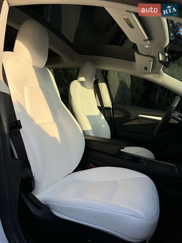 Седан Tesla Model 3 2021 в Самборі