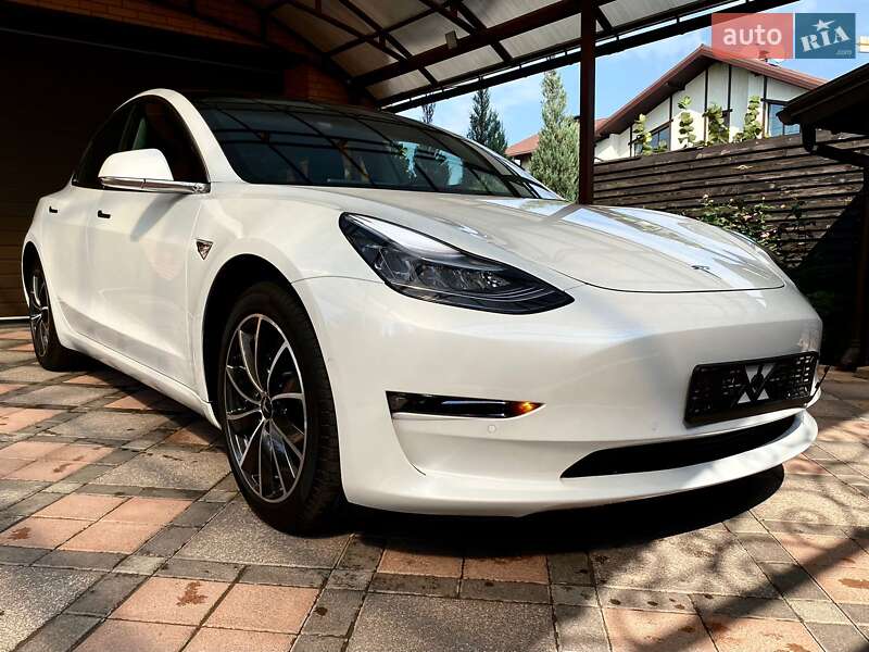 Седан Tesla Model 3 2020 в Киеве