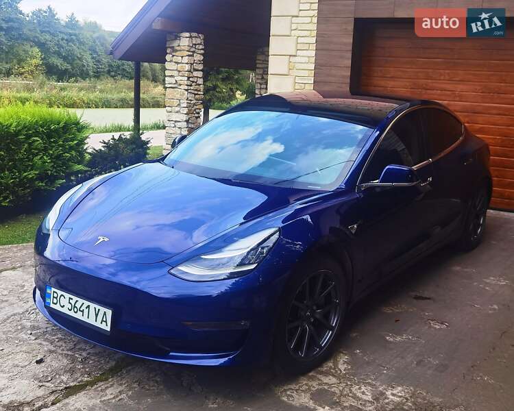 Седан Tesla Model 3 2018 в Львові