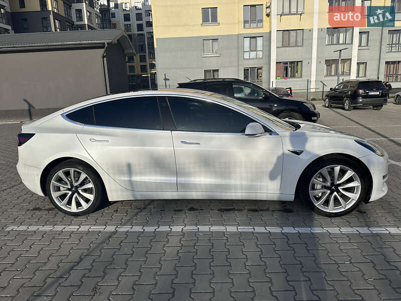Седан Tesla Model 3 2019 в Івано-Франківську
