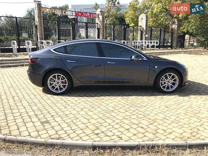 Седан Tesla Model 3 2018 в Одесі