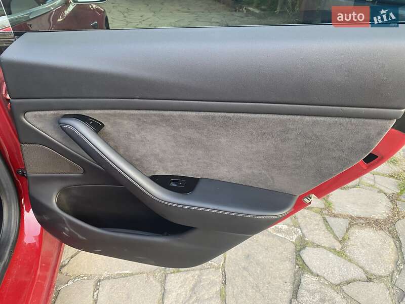 Седан Tesla Model 3 2018 в Ужгороде