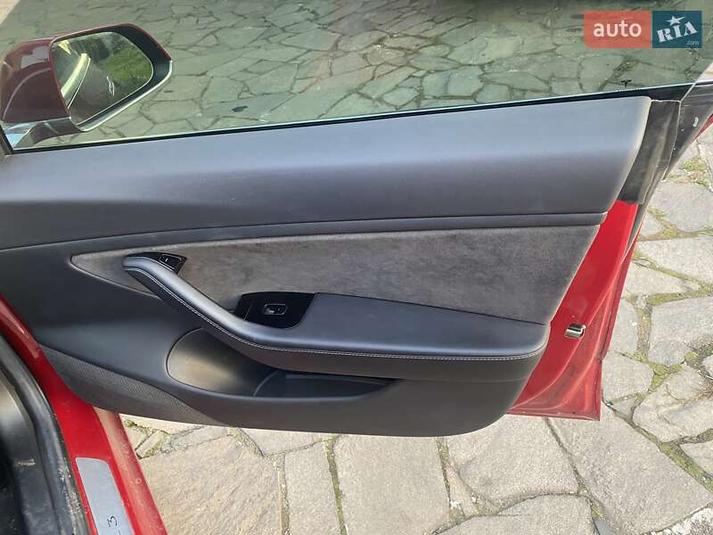 Седан Tesla Model 3 2018 в Ужгороде