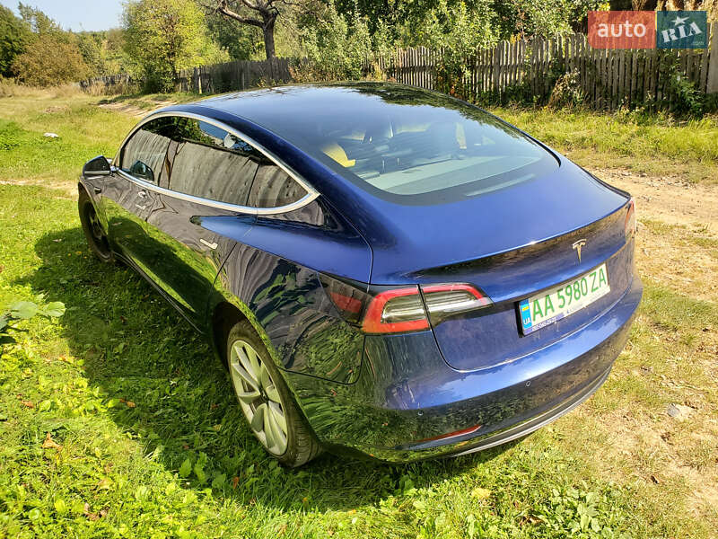 Седан Tesla Model 3 2018 в Львові