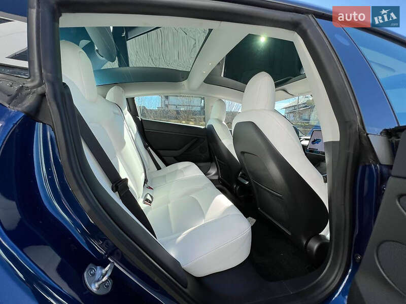 Седан Tesla Model 3 2022 в Львове