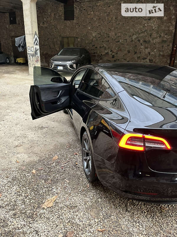 Седан Tesla Model 3 2020 в Івано-Франківську
