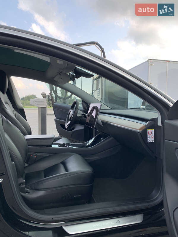 Седан Tesla Model 3 2019 в Калуше