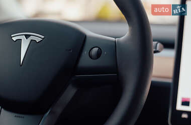 Седан Tesla Model 3 2022 в Чернівцях