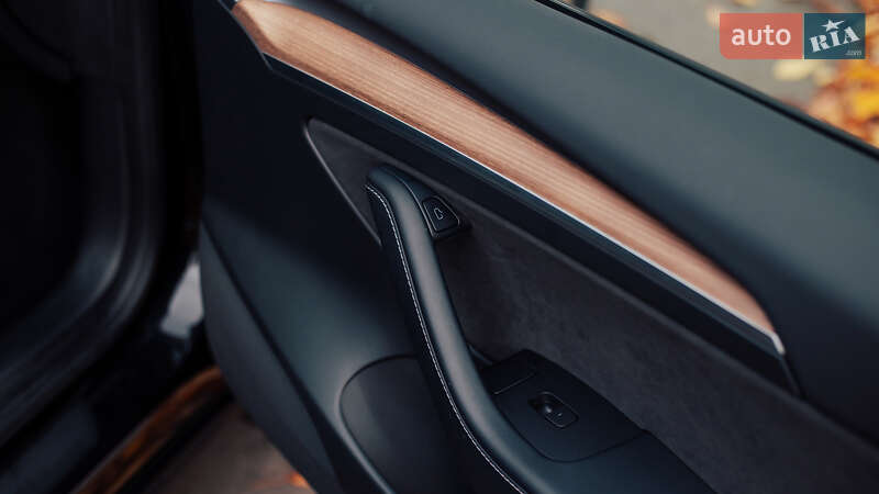 Седан Tesla Model 3 2022 в Чернівцях
