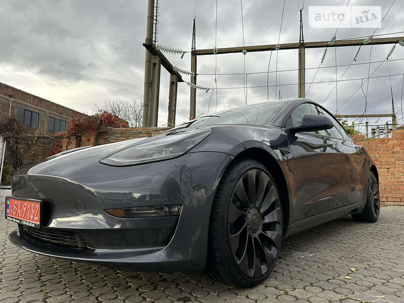 Седан Tesla Model 3 2022 в 