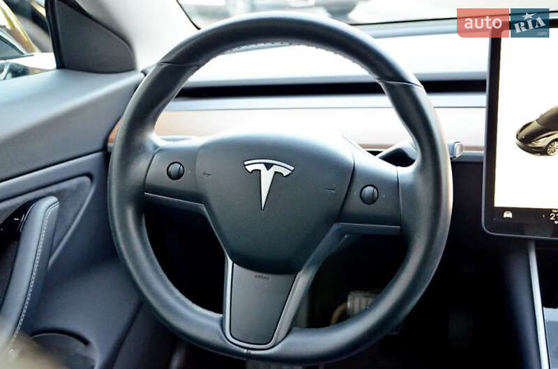 Седан Tesla Model 3 2019 в Киеве