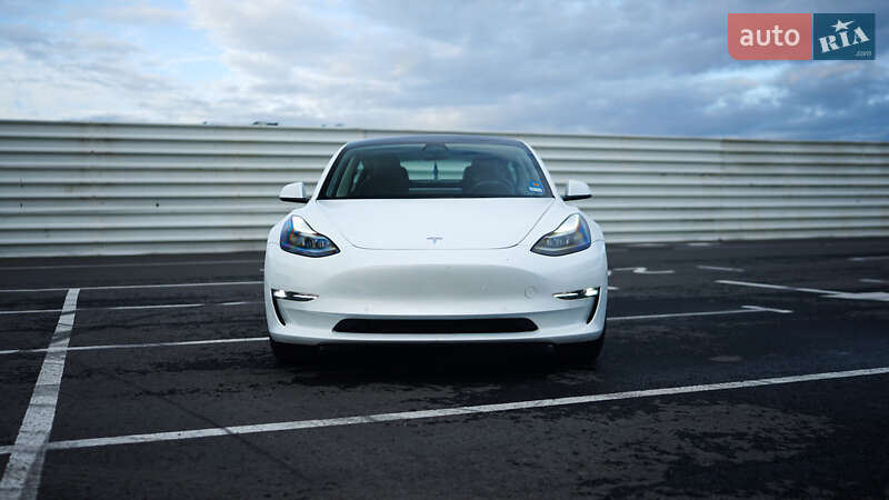 Седан Tesla Model 3 2022 в Львове