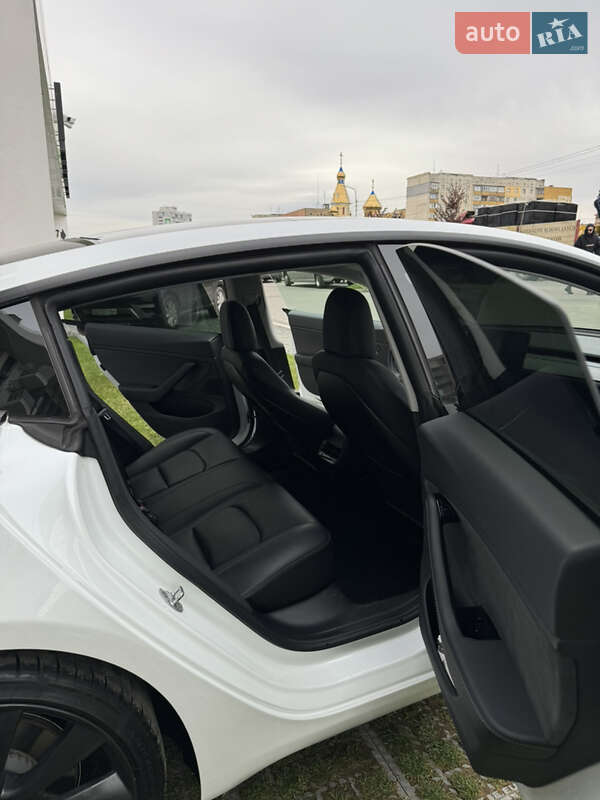 Седан Tesla Model 3 2020 в Ужгороді