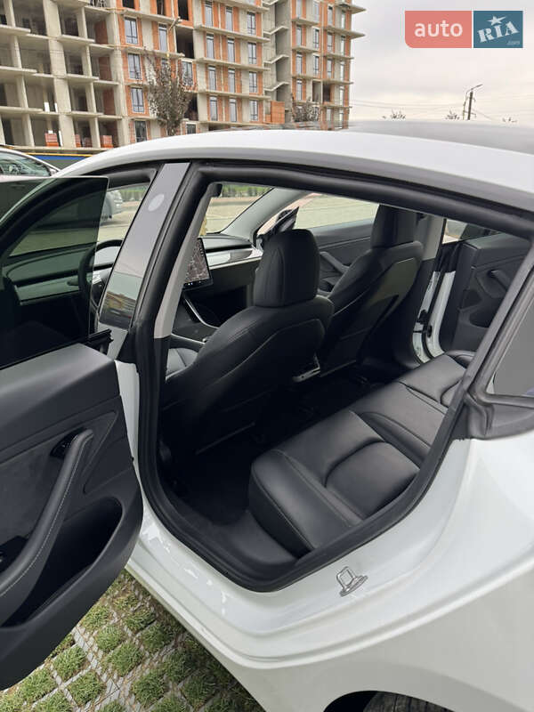 Седан Tesla Model 3 2020 в Ужгороді