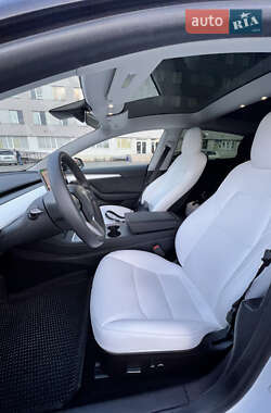 Седан Tesla Model 3 2022 в 