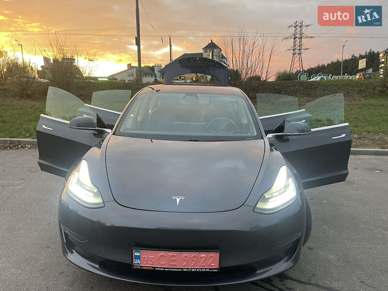 Седан Tesla Model 3 2019 в Киеве