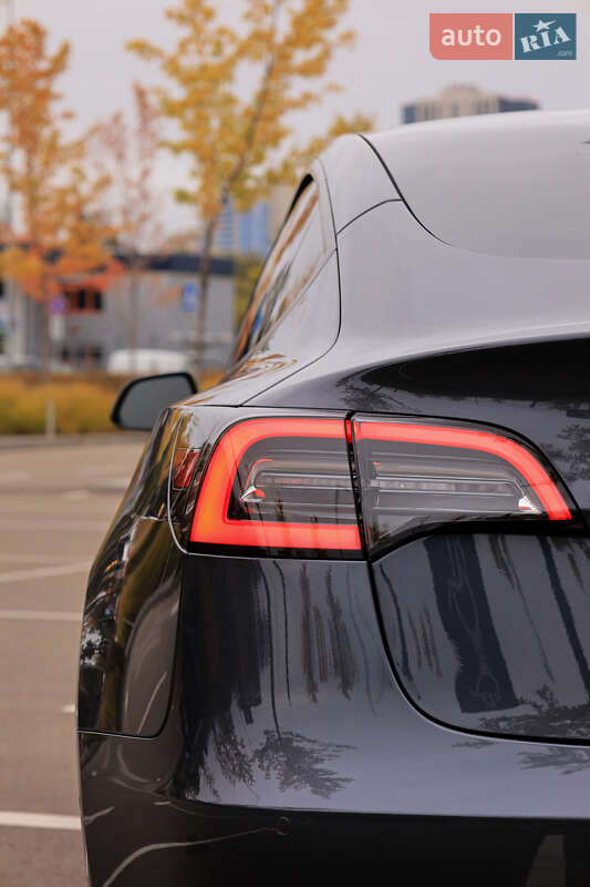 Седан Tesla Model 3 2022 в Киеве