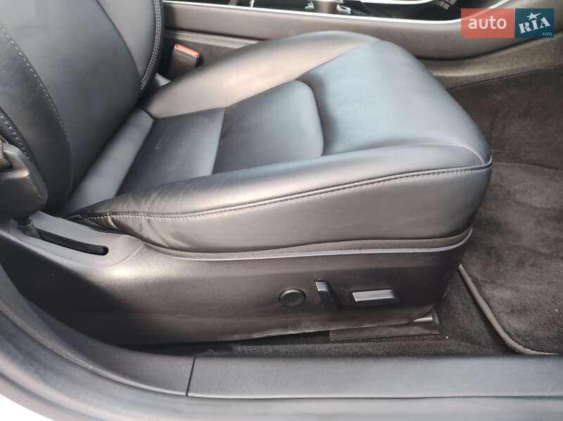 Седан Tesla Model 3 2018 в Виннице