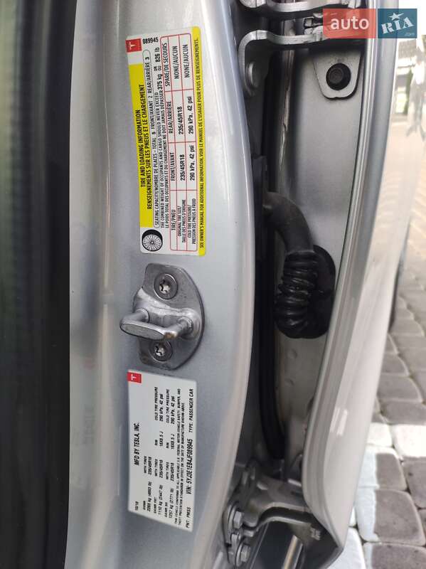 Седан Tesla Model 3 2018 в Виннице