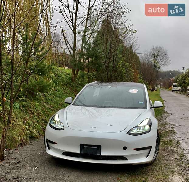 Седан Tesla Model 3 2021 в Львове