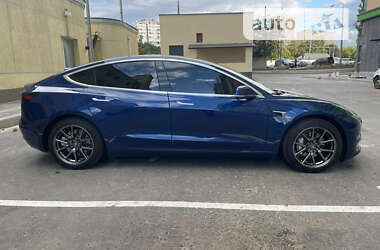 Седан Tesla Model 3 2020 в 