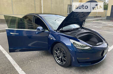 Седан Tesla Model 3 2020 в 