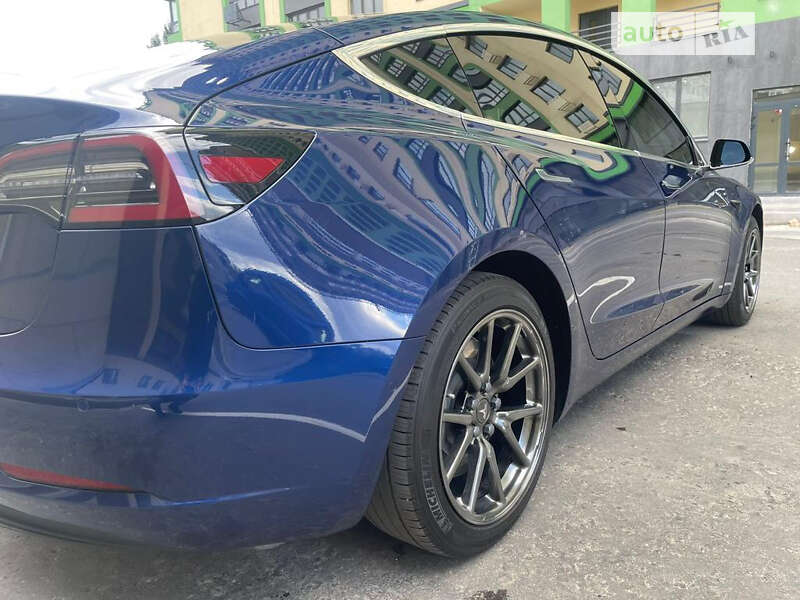 Седан Tesla Model 3 2020 в Шостці