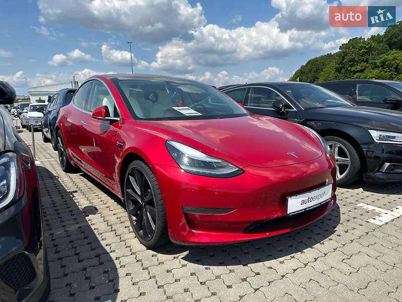 Седан Tesla Model 3 2020 в Києві