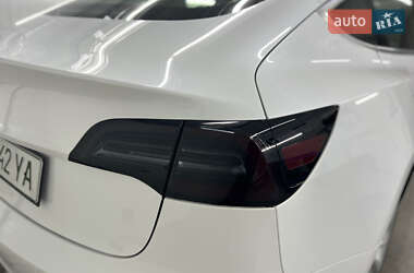 Седан Tesla Model 3 2020 в Черновцах