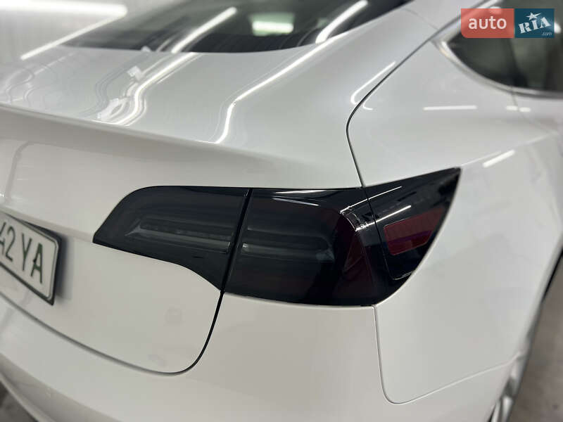 Седан Tesla Model 3 2020 в Черновцах