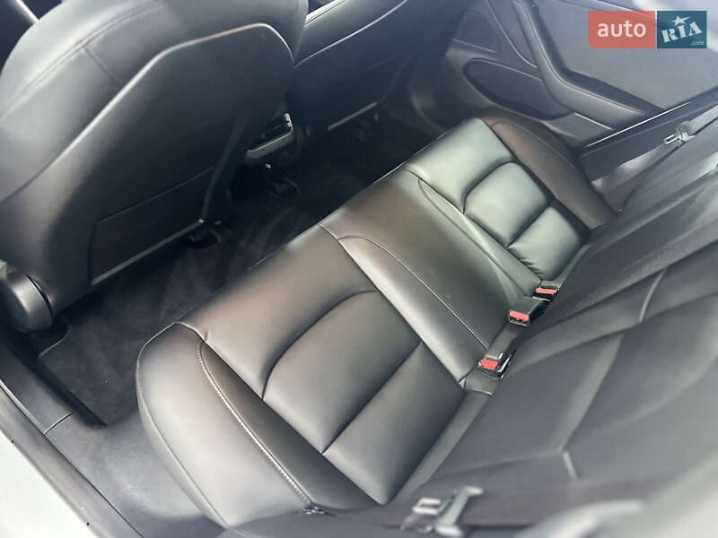 Седан Tesla Model 3 2020 в Черновцах