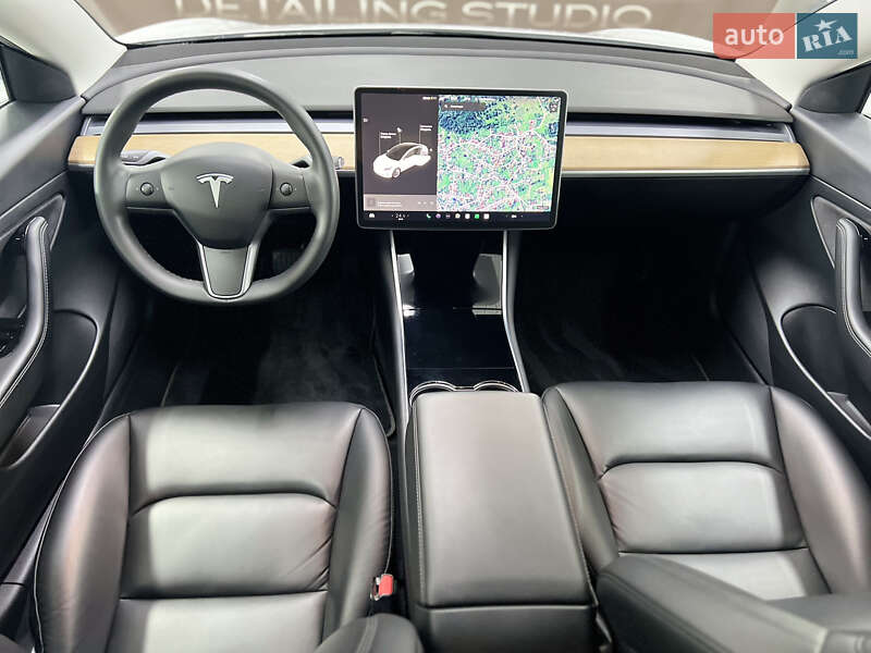 Седан Tesla Model 3 2020 в Черновцах