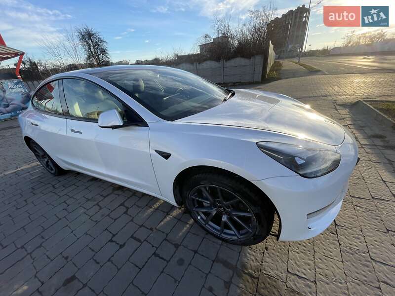 Седан Tesla Model 3 2022 в Івано-Франківську