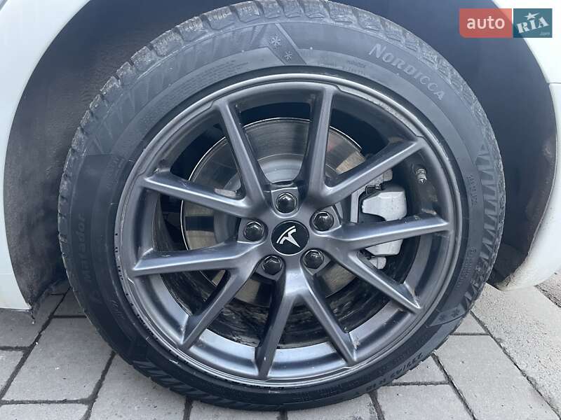Седан Tesla Model 3 2022 в Івано-Франківську