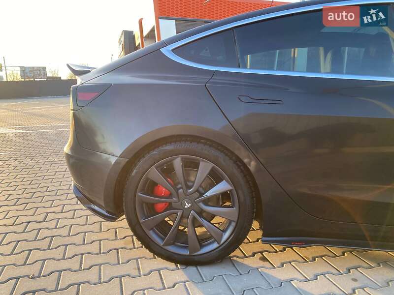 Седан Tesla Model 3 2020 в Киеве