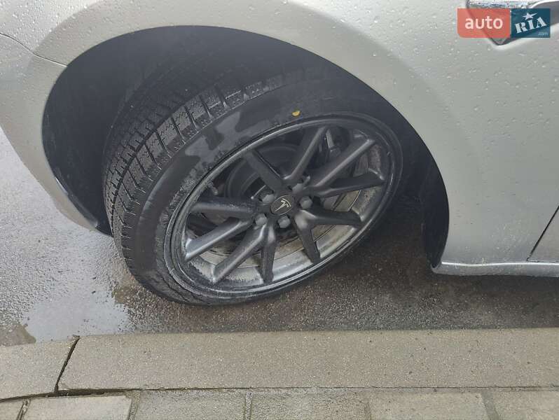 Седан Tesla Model 3 2018 в Львове